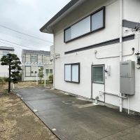 世田谷区代田の賃貸物件/建物の東側にある駐車スペース。縦列で2台駐車可能