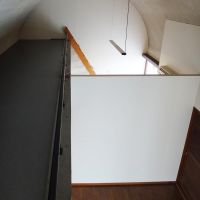 横浜市神奈川区高島台の賃貸物件/大きな空間を二つに区切っています。