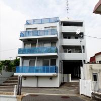横浜市神奈川区高島台の賃貸物件/ブルーがアクセントの外観。