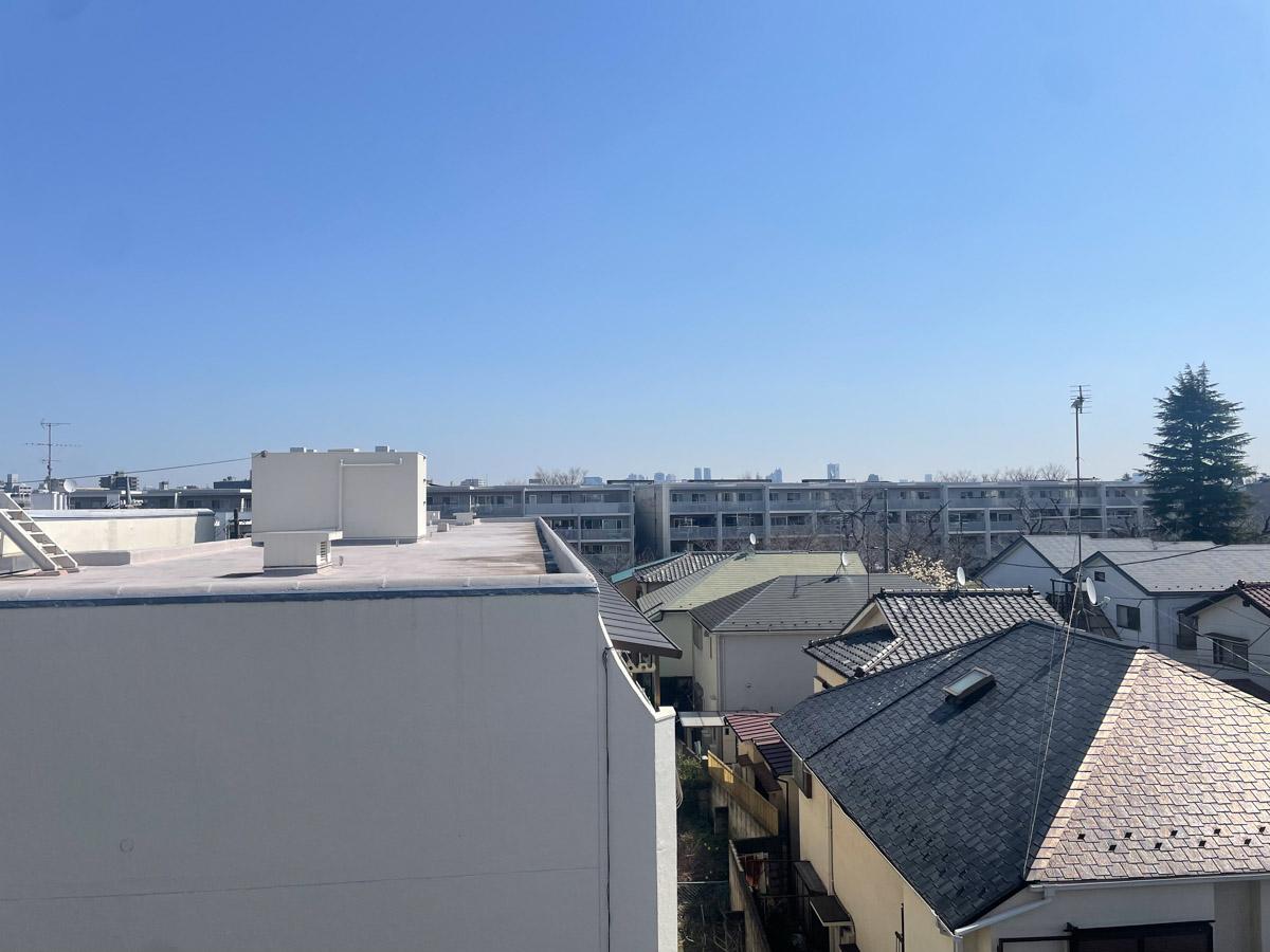 杉並区荻窪の賃貸物件/東側の眺望。高い建物がなくて気持ちがいいですね。善福寺川沿いを散歩する人々が見えます