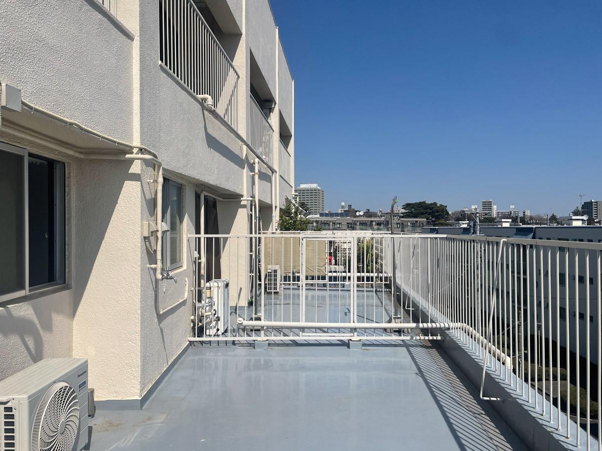 杉並区荻窪の賃貸物件/バルコニーを北に向かって。お隣の部屋にもルーフバルコニーがあります