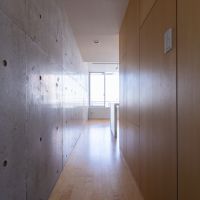 大田区北千束の賃貸物件/コンクリート打ちっぱなしとウッド壁を組み合わせた玄関廊下