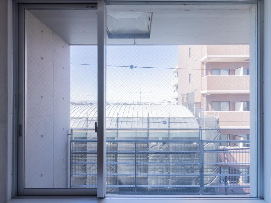 大田区北千束の賃貸物件/リビングから見た景色。ルーバーがほどよい目隠しになっている