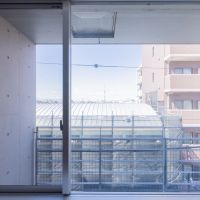 大田区北千束の賃貸物件/リビングから見た景色。ルーバーがほどよい目隠しになっている