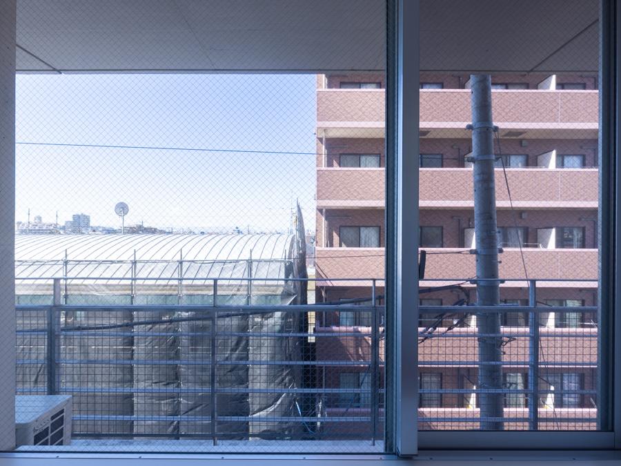 大田区北千束の賃貸物件/寝室からの景色。景色は抜けていないが、光はよく入る