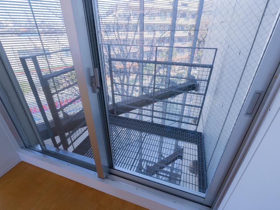 大田区北千束の賃貸物件/足元が格子状で、下が透けて見える寝室バルコニー