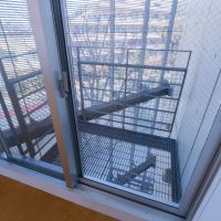 大田区北千束の賃貸物件/足元が格子状で、下が透けて見える寝室バルコニー