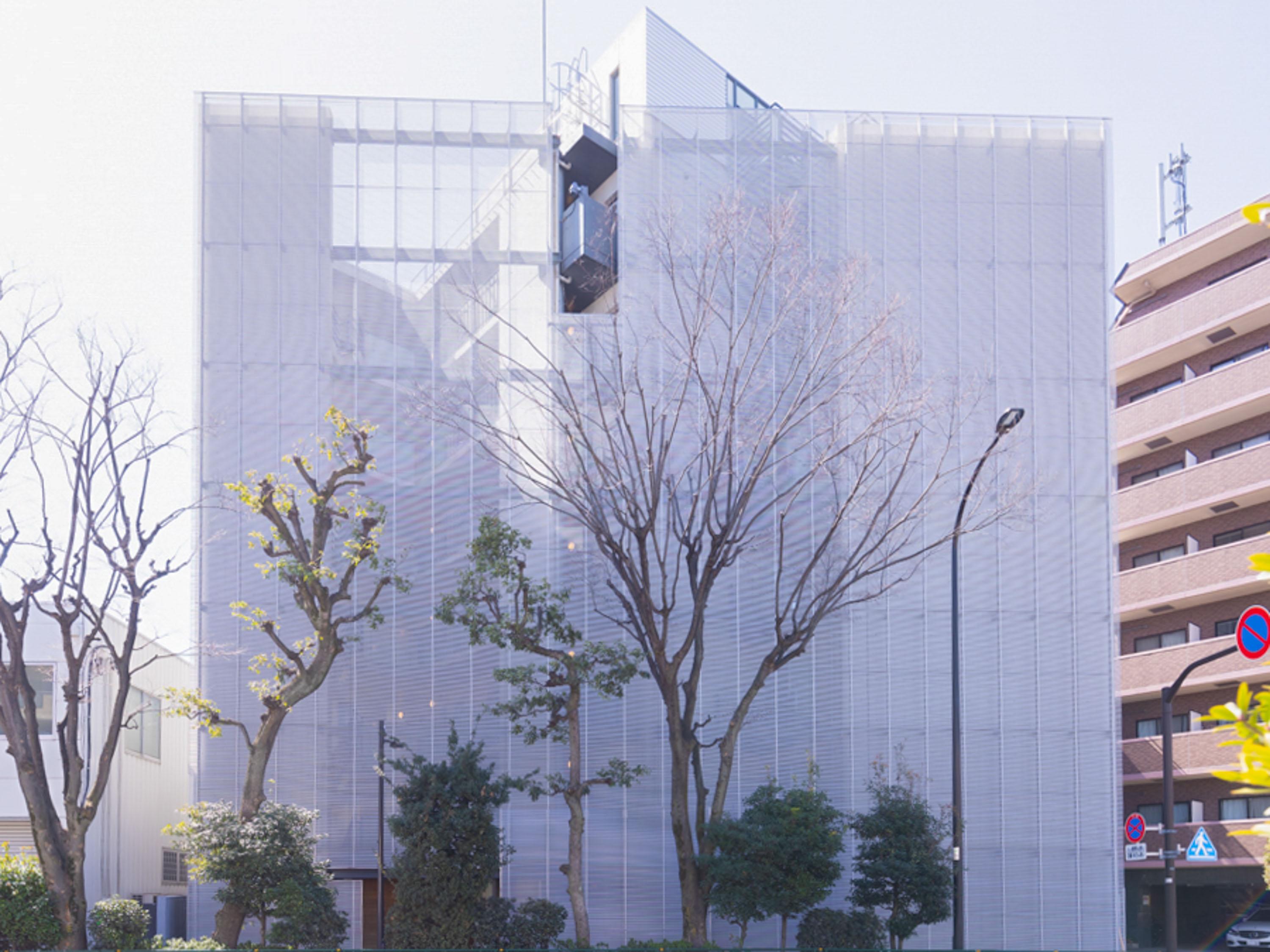 大田区北千束の賃貸物件/マンション外観。工事中かと思いきや、アルミルーパーで覆われたデザイン