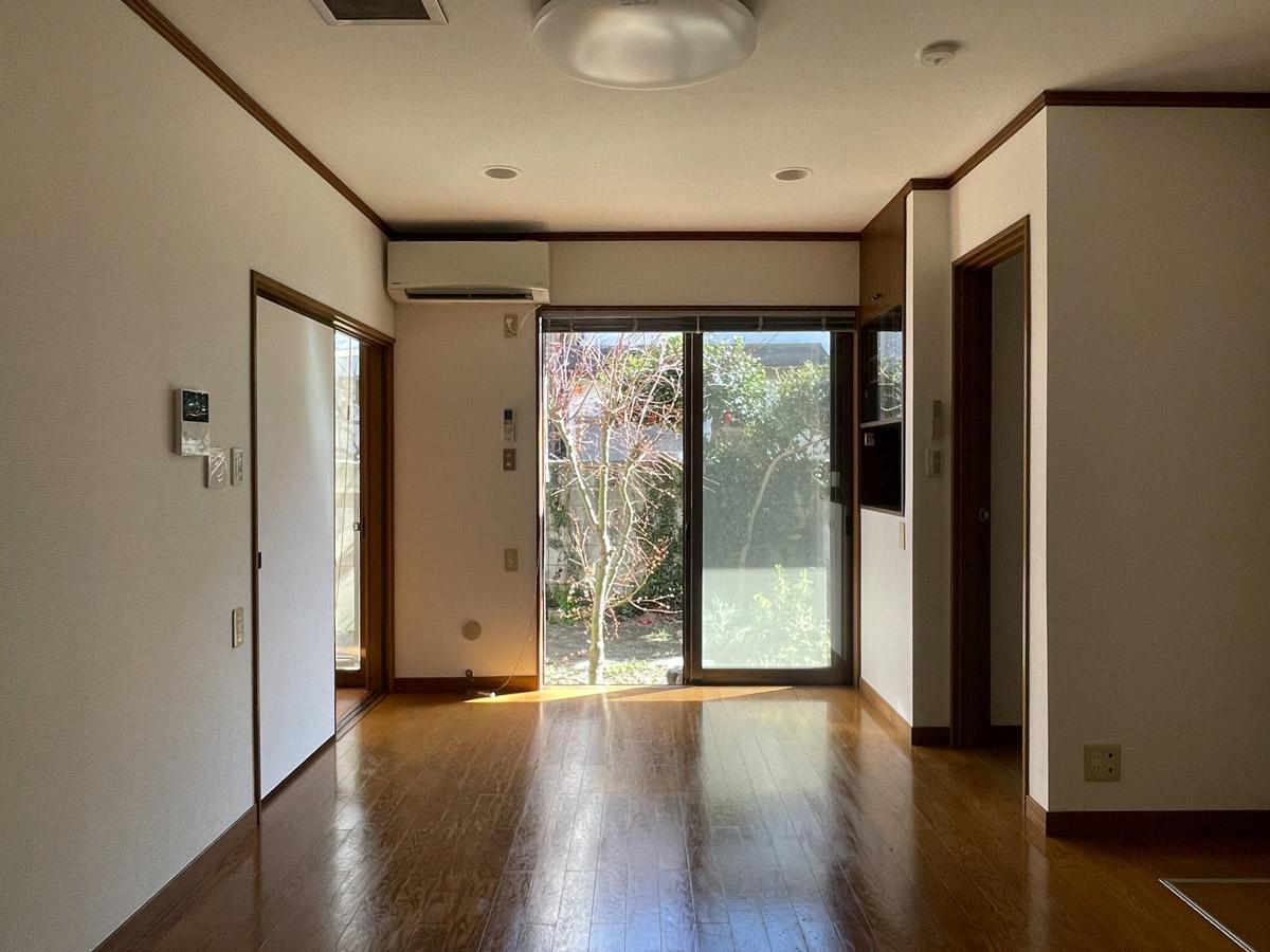 杉並区阿佐谷北の賃貸物件/1F：庭の緑が見えるリビング