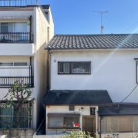 杉並区阿佐谷北の賃貸物件/和室の窓からの眺め。庭と遊歩道がある分、向かいの建物とは少し距離があります