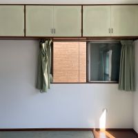 杉並区阿佐谷北の賃貸物件/2F：洋室。東側の窓の外は、隣の家の外壁