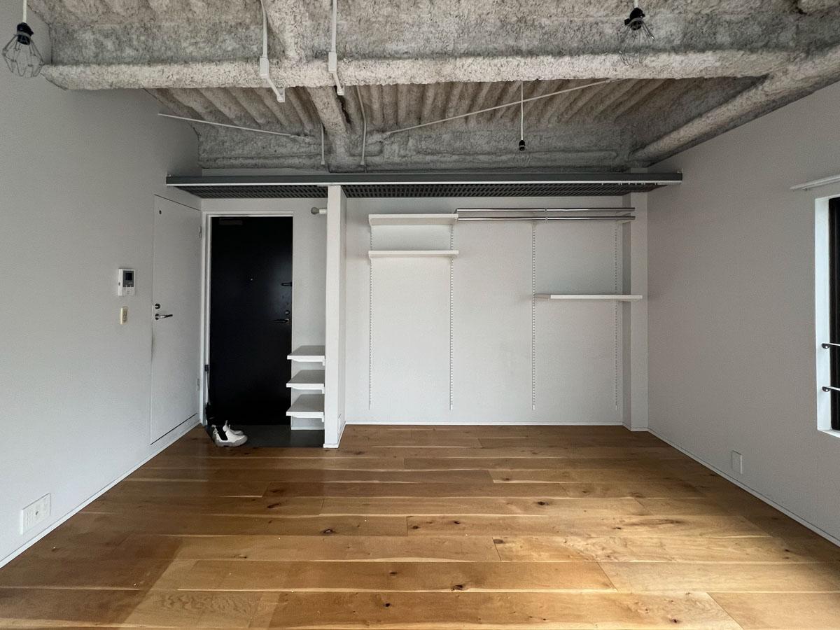 中央区日本橋茅場町の賃貸物件/玄関と棚もシンプル