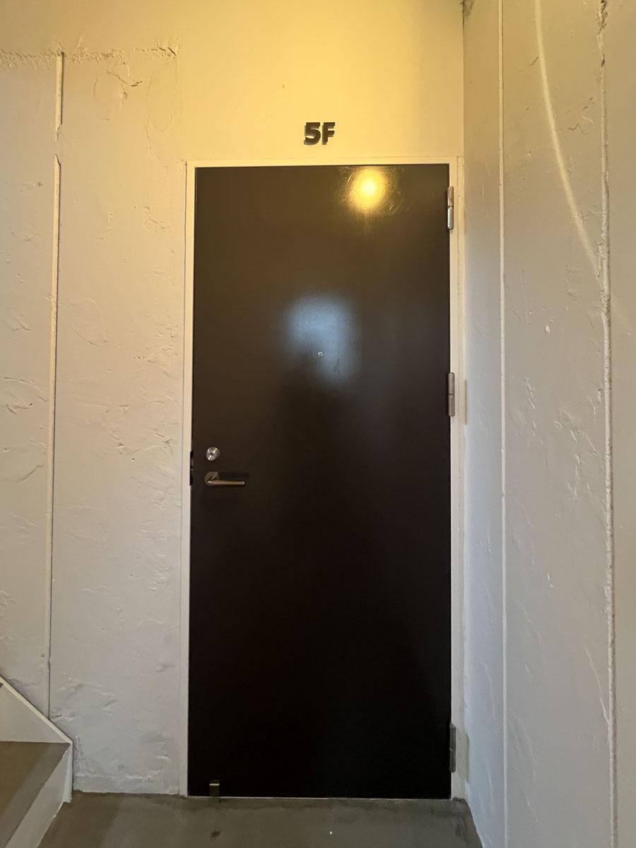 中央区日本橋茅場町の賃貸物件/玄関先。ワンフロア1区画のため、扉の上に階数表示があります