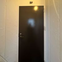 中央区日本橋茅場町の賃貸物件/玄関先。ワンフロア1区画のため、扉の上に階数表示があります