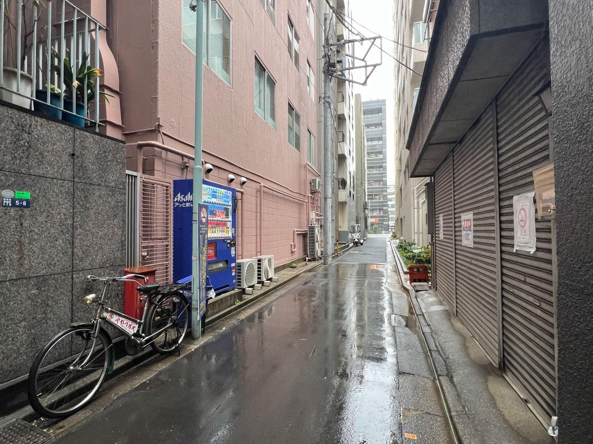 中央区日本橋茅場町の賃貸物件/建物出入り口前の通り