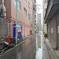 中央区日本橋茅場町の賃貸物件/建物出入り口前の通り