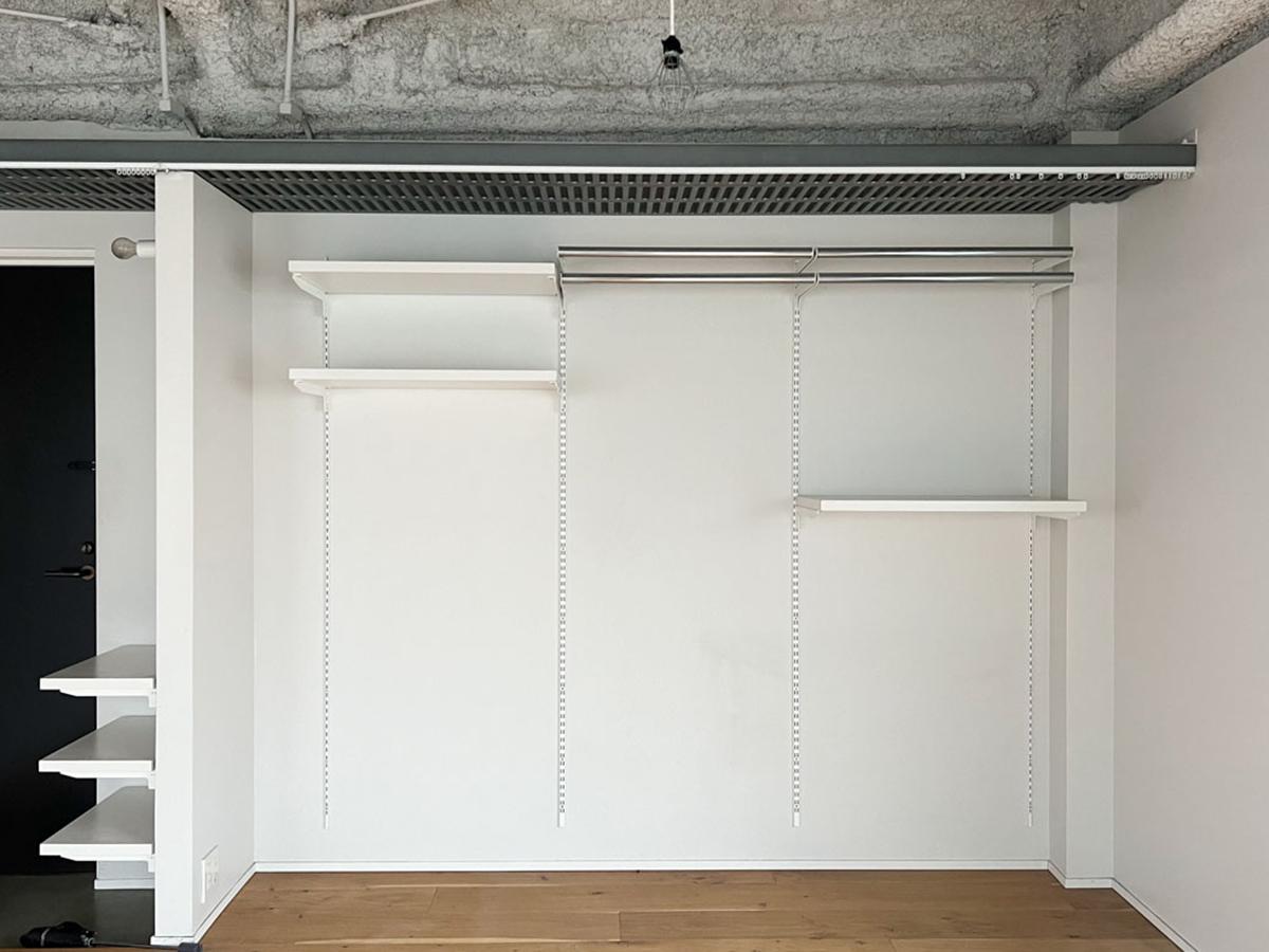 中央区日本橋茅場町の賃貸物件/玄関側の壁面に設置された可動棚