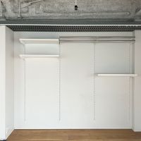 中央区日本橋茅場町の賃貸物件/玄関側の壁面に設置された可動棚