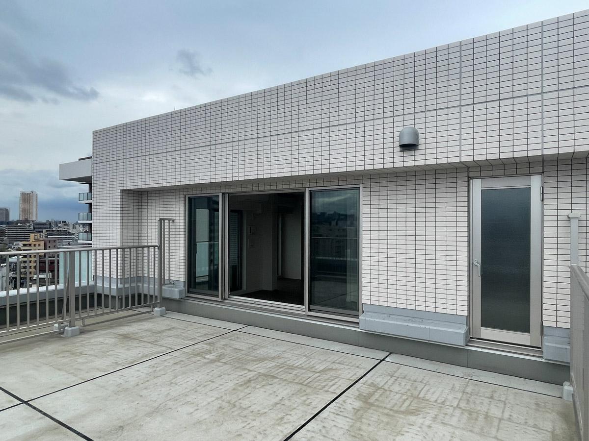台東区竜泉の賃貸物件/ルーフバルコニーを部屋に向かって