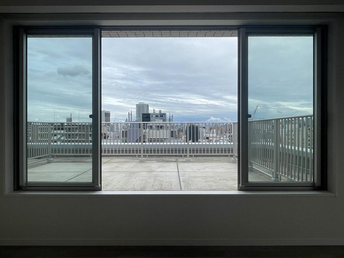 台東区竜泉の賃貸物件/ルーフバルコニーへ出る窓。日の光もたっぷり取り込んでくれます