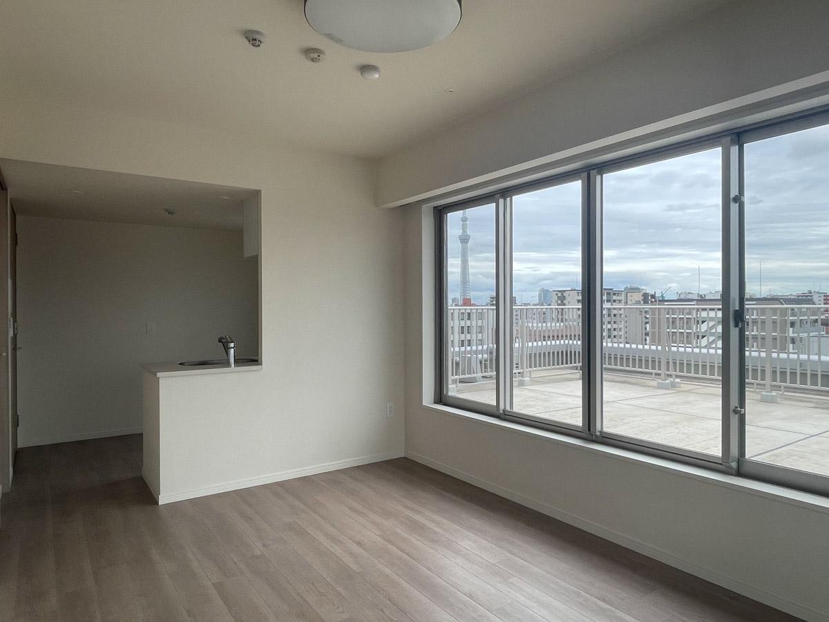 台東区竜泉の賃貸物件/西側のベランダから見たリビング