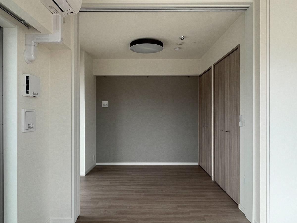 台東区竜泉の賃貸物件/リビングから洋室に向かって。リビングとは引き戸で区切ることができます