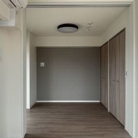 台東区竜泉の賃貸物件/リビングから洋室に向かって。リビングとは引き戸で区切ることができます