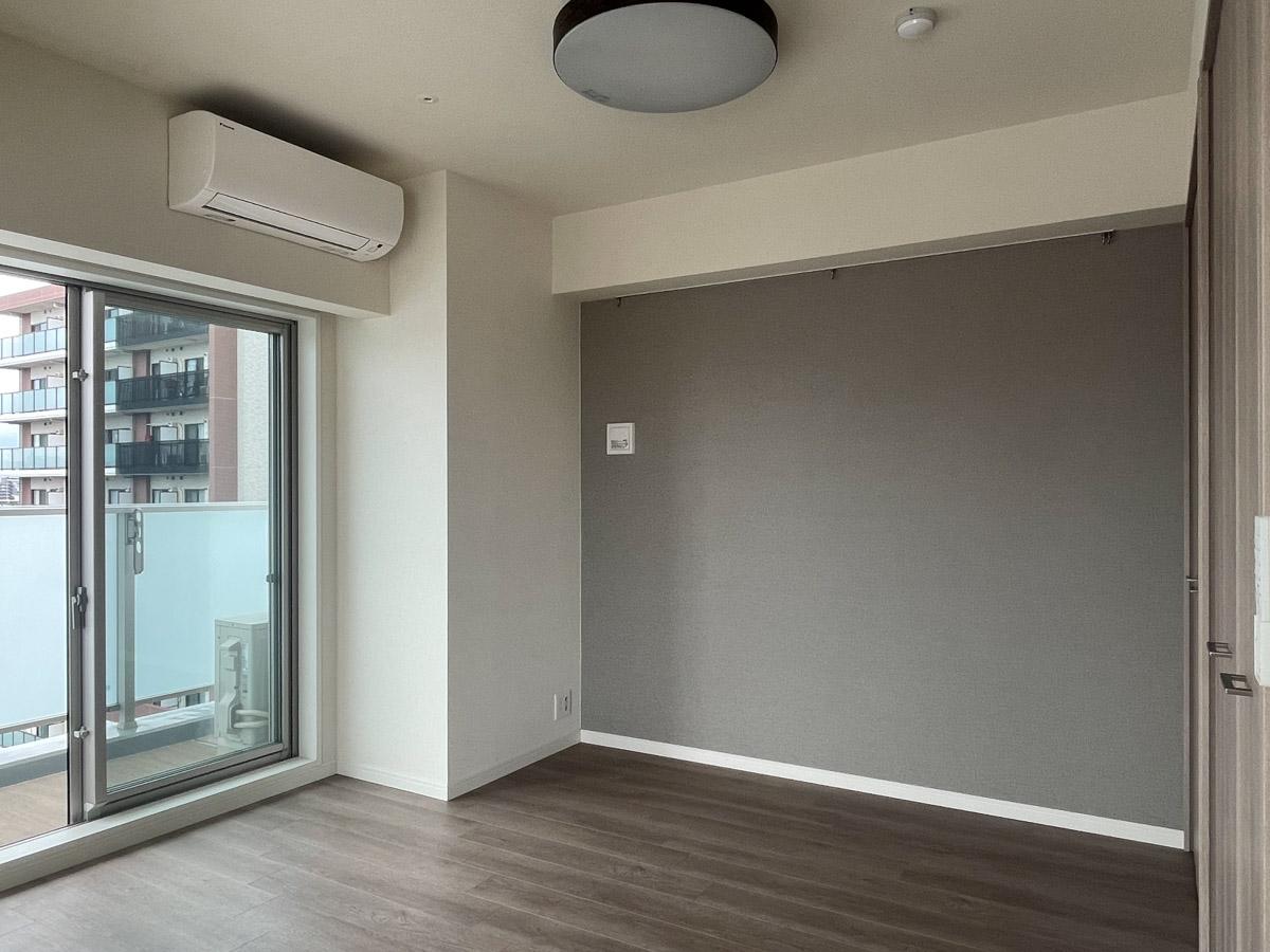 台東区竜泉の賃貸物件/6畳の洋室。落ち着きのあるアクセントクロスが貼ってあります