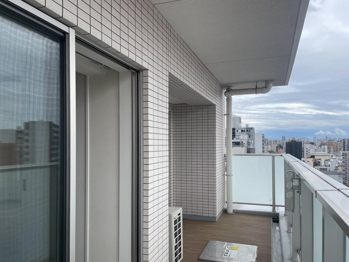 台東区竜泉の賃貸物件/西側ベランダ。こちらも少しゆとりがあるサイズ感