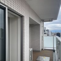 台東区竜泉の賃貸物件/西側ベランダ。こちらも少しゆとりがあるサイズ感