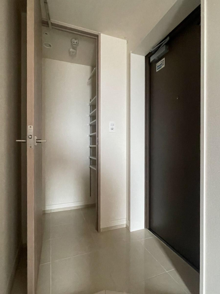 台東区竜泉の賃貸物件/玄関。シューズインクローゼット