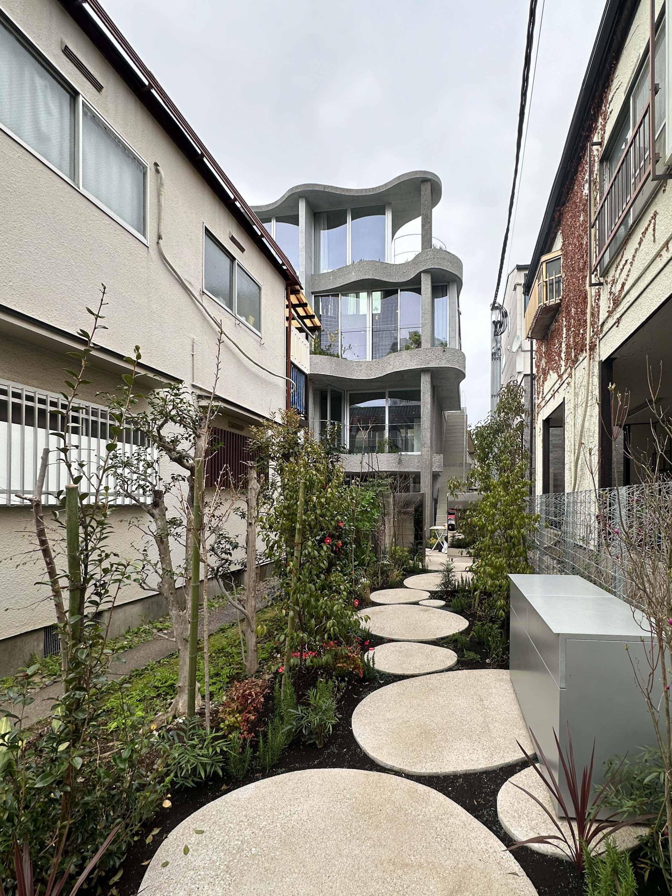 新宿区西新宿の賃貸物件/建物までのアプローチも独創的
