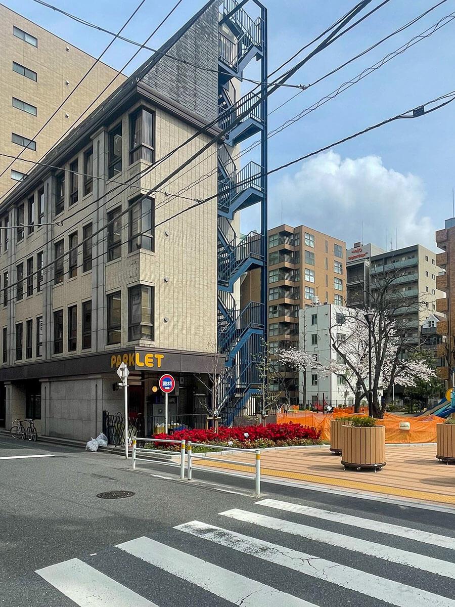 中央区日本橋小舟町の賃貸物件/公園に面したビル