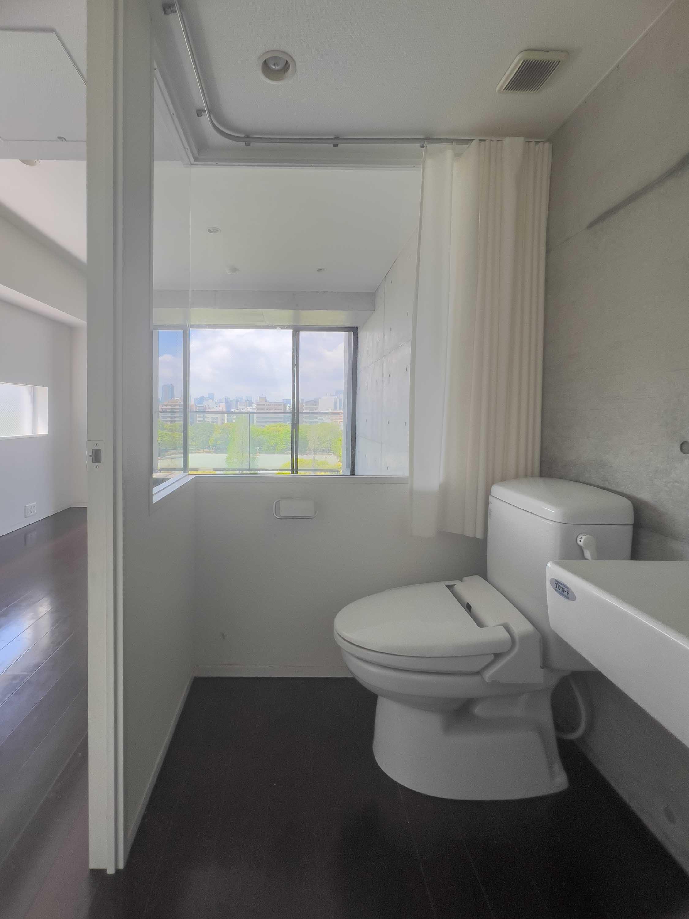 江東区平野の賃貸物件/ガラス張りのトイレからも景色を楽しめます笑