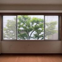 渋谷区元代々木町の賃貸物件/窓からは、ちょうど正面に緑が見えます