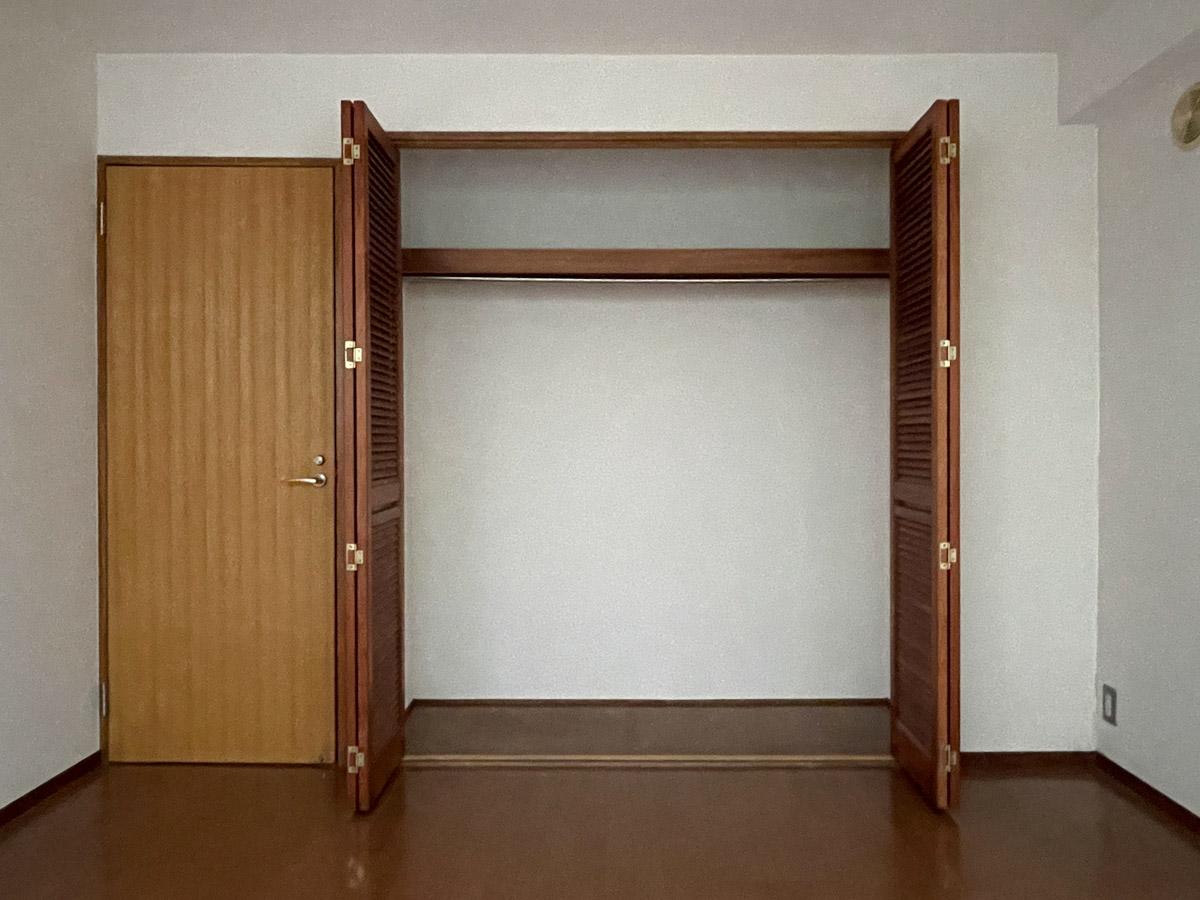 渋谷区元代々木町の賃貸物件/北側洋室のクローゼット。少し大きめで嬉しい