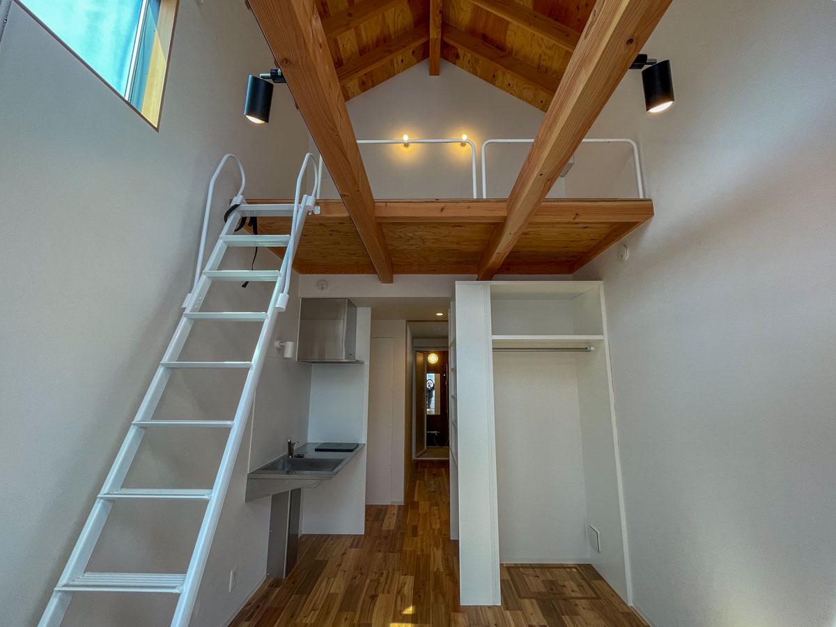 川崎市多摩区栗谷の賃貸物件/バルコニー側から見た室内。梁から植物をぶら下げたり、いい感じにコーディネートできそう