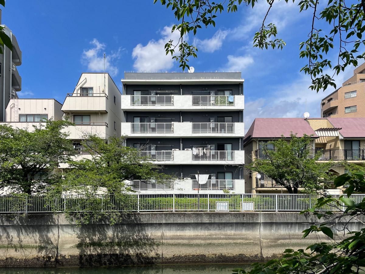 江東区平野の賃貸物件/川の向こう岸から見た、外観の南側