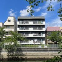 江東区平野の賃貸物件/川の向こう岸から見た、外観の南側