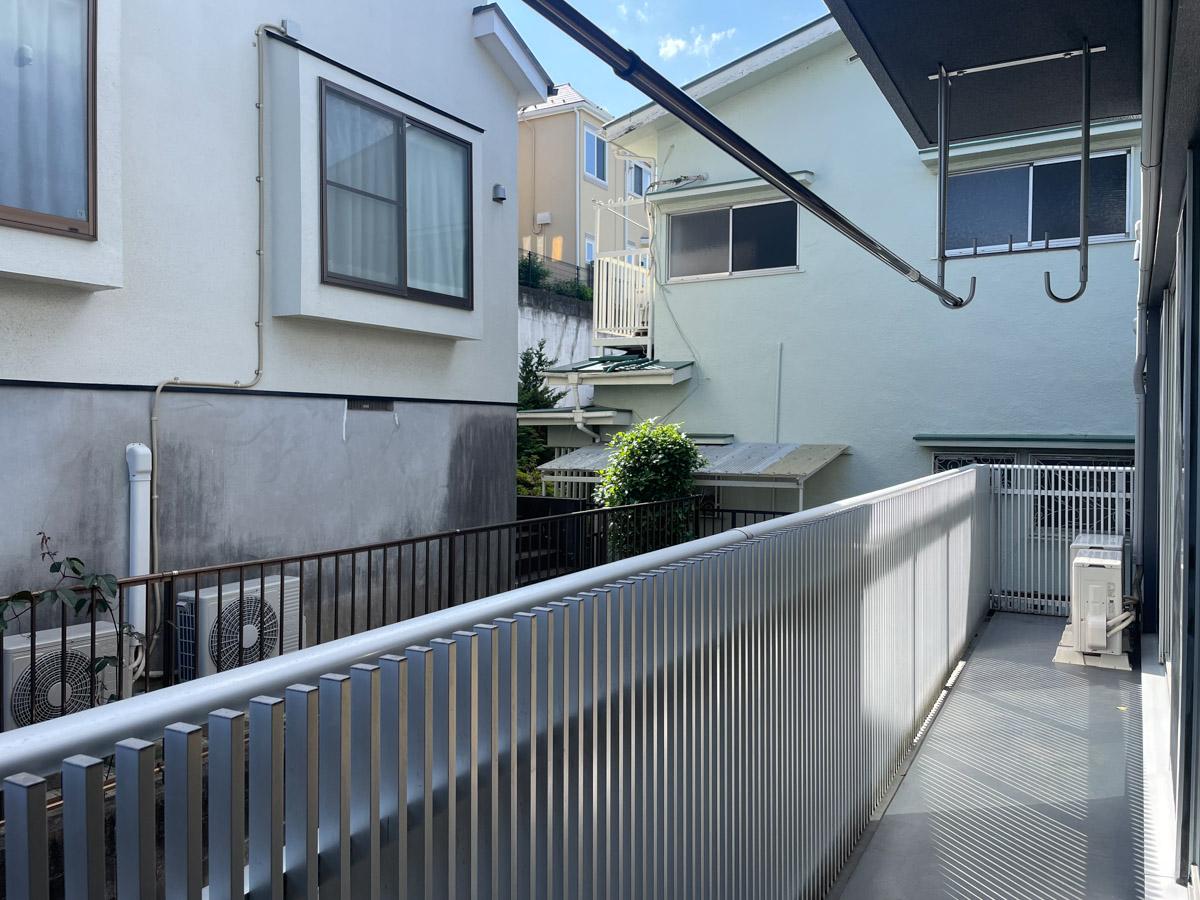 国分寺市南町の賃貸物件/ベランダ。目の前に戸建てが立っているのが少し残念なところ