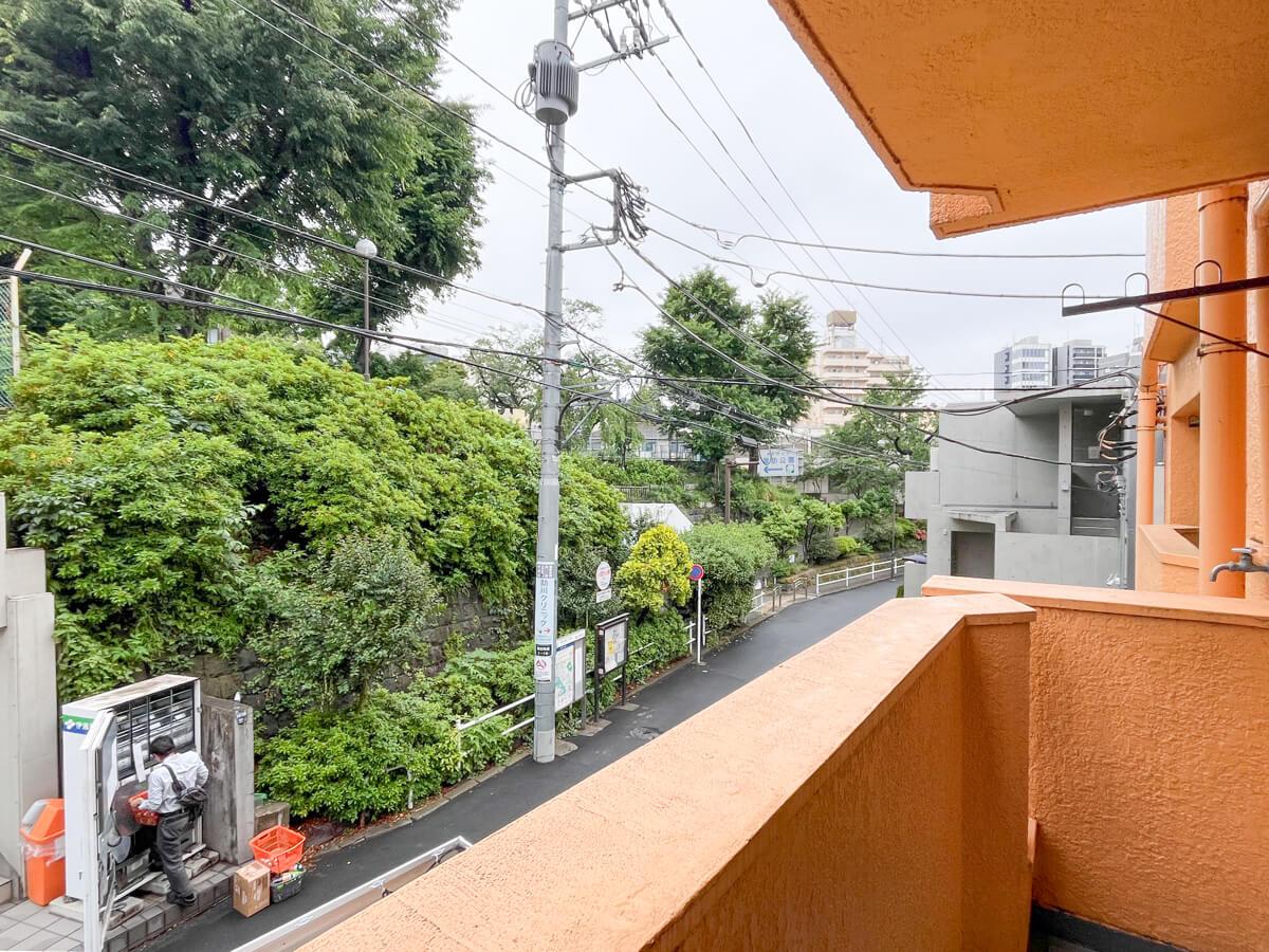 新宿区高田馬場の賃貸物件/今回の2階部分からの眺め。バルコニー正面は建物です。