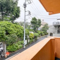 新宿区高田馬場の賃貸物件/今回の2階部分からの眺め。バルコニー正面は建物です。