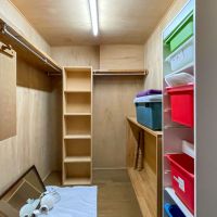 板橋区中台の賃貸物件/物入はゆったり広く、ウォークインクローゼットのように使っていただける。棚がいっぱいついているのも便利