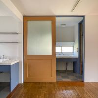 板橋区中台の賃貸物件/大きな木の引き戸の先に水回り