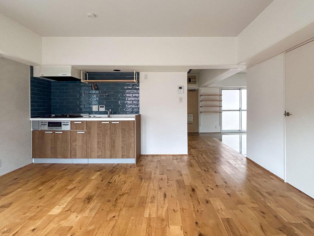 新宿区市谷柳町の賃貸物件/藍色のタイルで、空間を落ち着いた印象に