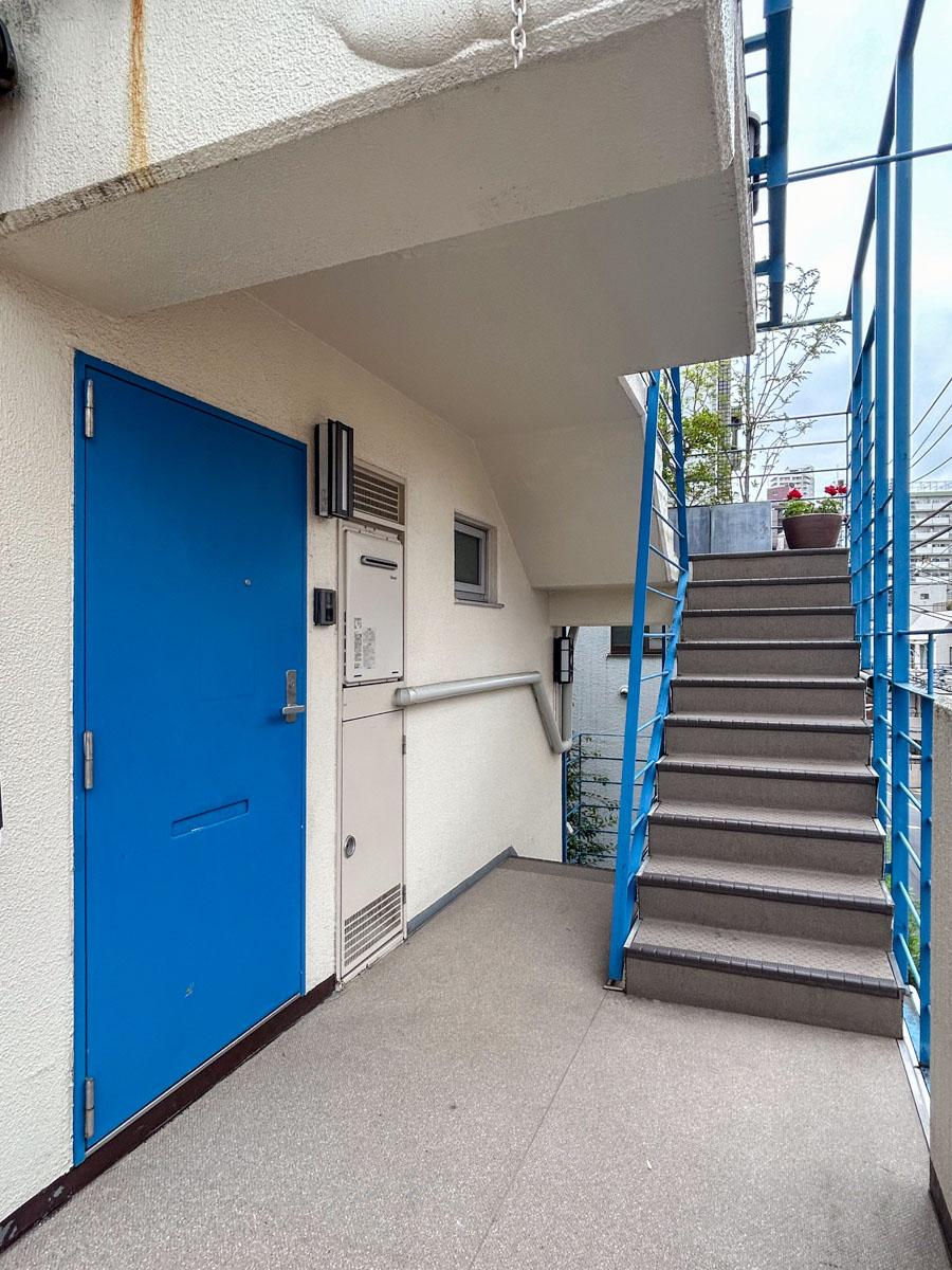 新宿区市谷柳町の賃貸物件/共用部。目が覚めるように鮮やかな青色