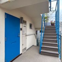 新宿区市谷柳町の賃貸物件/共用部。目が覚めるように鮮やかな青色