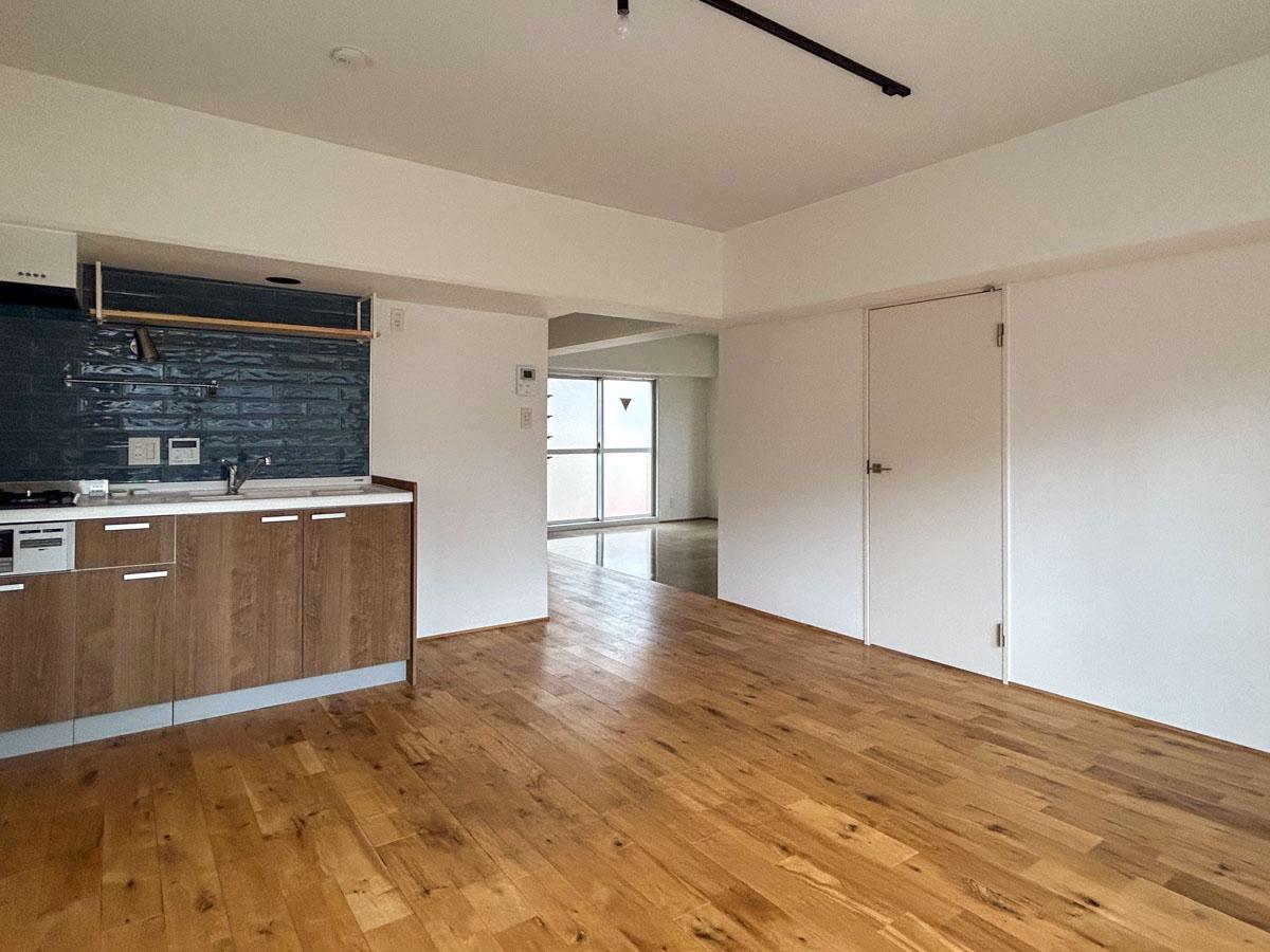 新宿区市谷柳町の賃貸物件/リビングから土間方向を見る