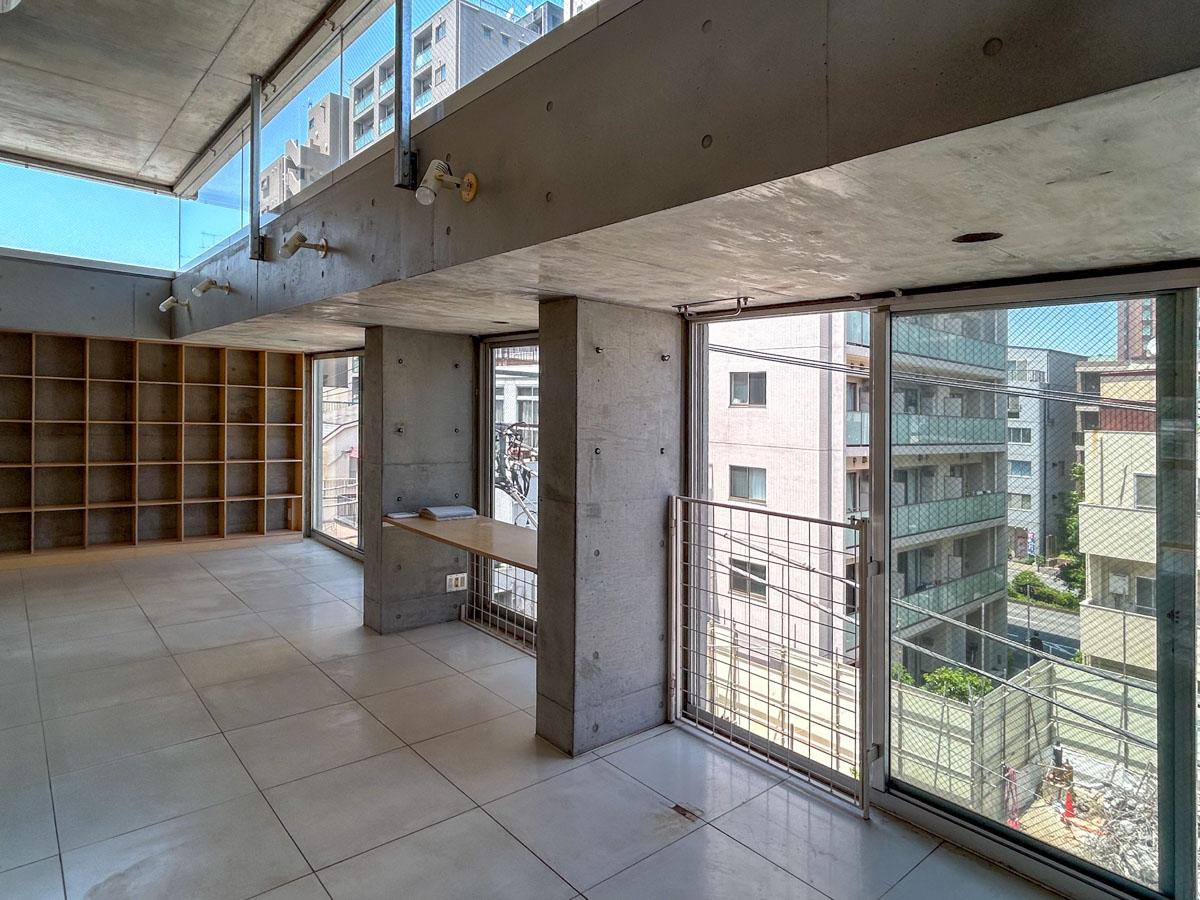 新宿区早稲田鶴巻町の賃貸物件/高さ3.4mの抜けたリビング