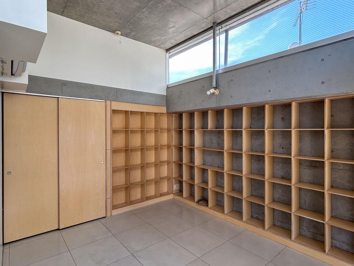 新宿区早稲田鶴巻町の賃貸物件/壁いっぱいの棚